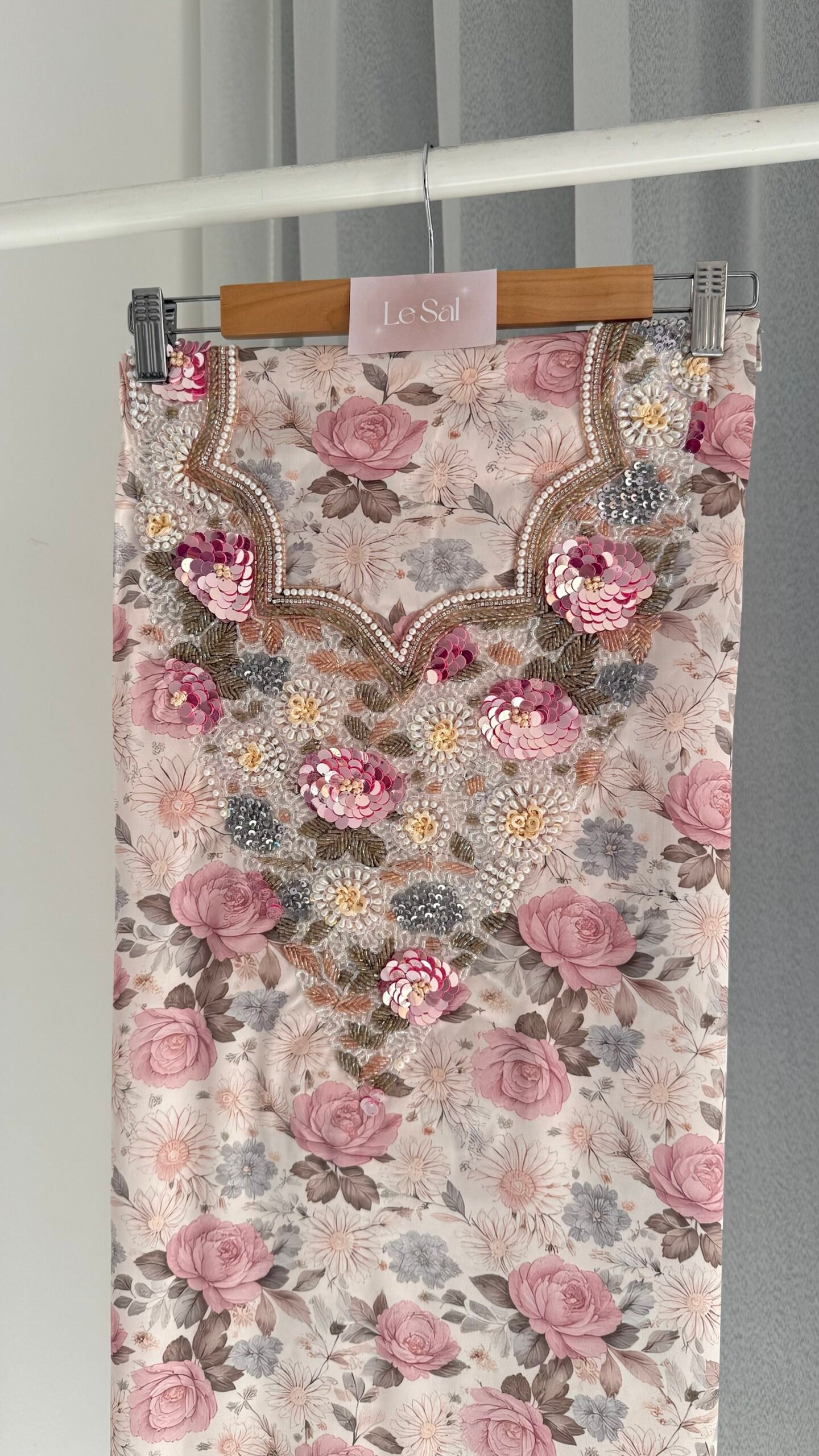 Beige Carnation - الصورة 2