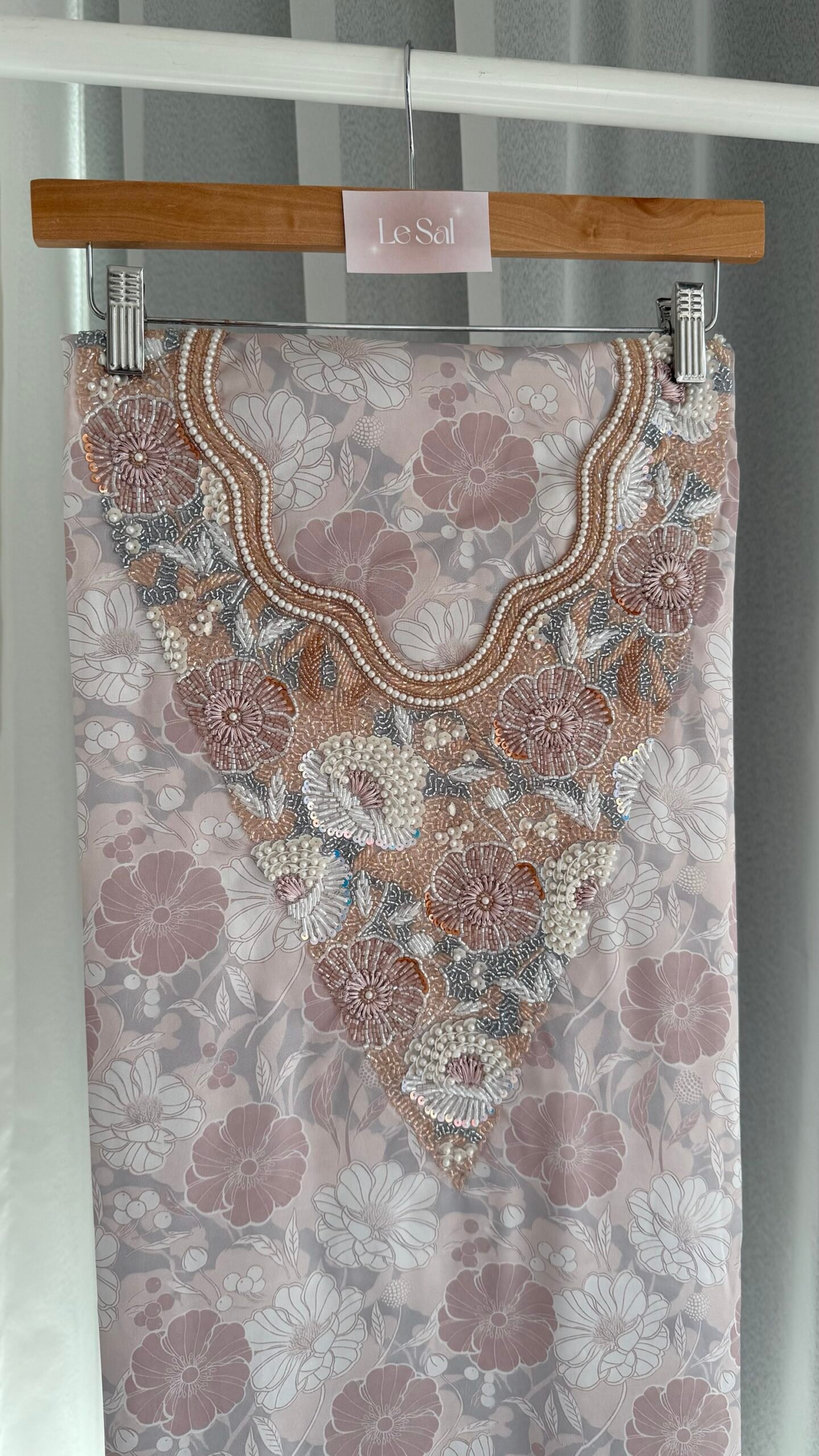 Beige Flowers - الصورة 2